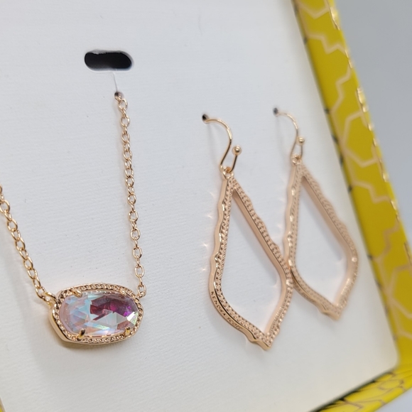 NWT KENDRA SCOTT BLUSH DICHROIC NECKLACE AND EARRINGS SET IN ROSE GOLD GIFT BOX - Picture 3 of 11